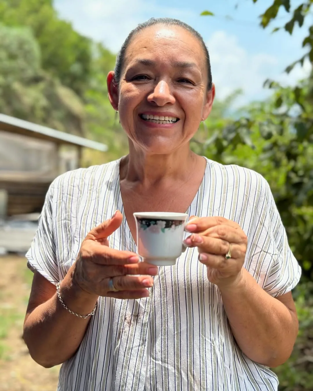 Integrante de la familia Café LonQui disfrutando una taza de café en la finca